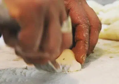 Main façonnant de la pâte
