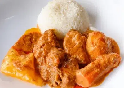 Plat de viande en sauce avec riz blanc