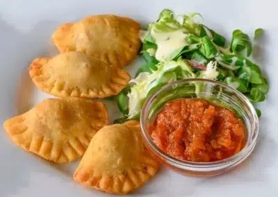 Empanadas avec sauce et salade