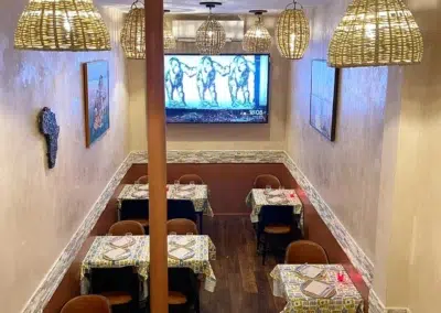Salle de restaurant avec tables et décorations murales