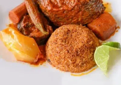Plat de couscous avec légumes et viande