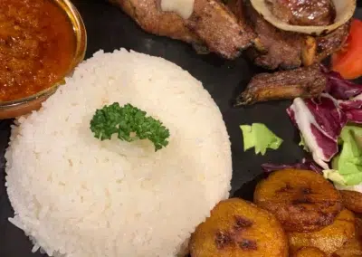 Plat de riz, viande et bananes plantains