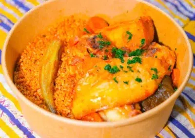 Plat de riz et légumes avec sauce