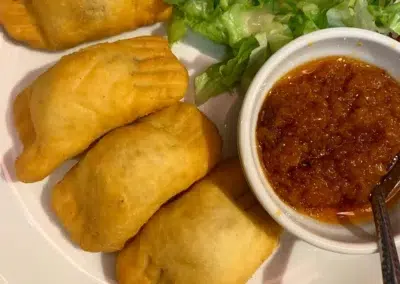 Assortiment de beignets avec sauce et salade