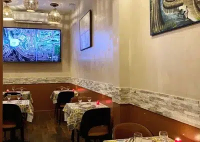 Salle de restaurant avec tables et décor chaleureux