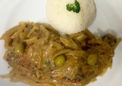 Poulet aux oignons et olives avec riz