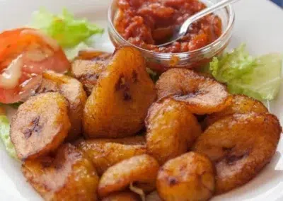 Assiette de plantains frits avec sauce tomate