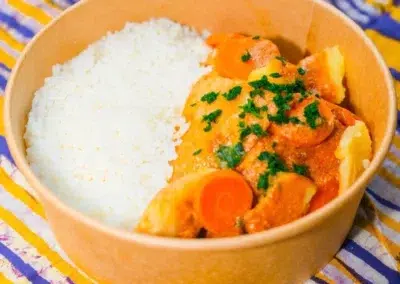 Plat de riz avec curry et légumes