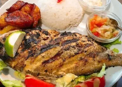 Poisson grillé avec riz et bananes plantains